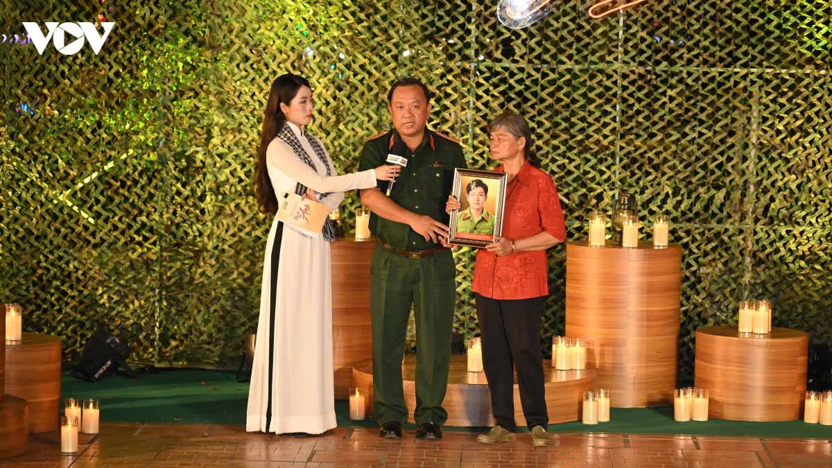 chau noi anh hung le thi rieng ba van dang che cho cho dong doi hinh anh 5