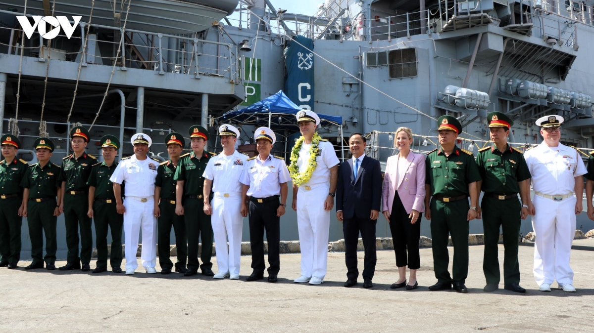 Tàu sân bay USS George Washington đến thành phố Đà Nẵng