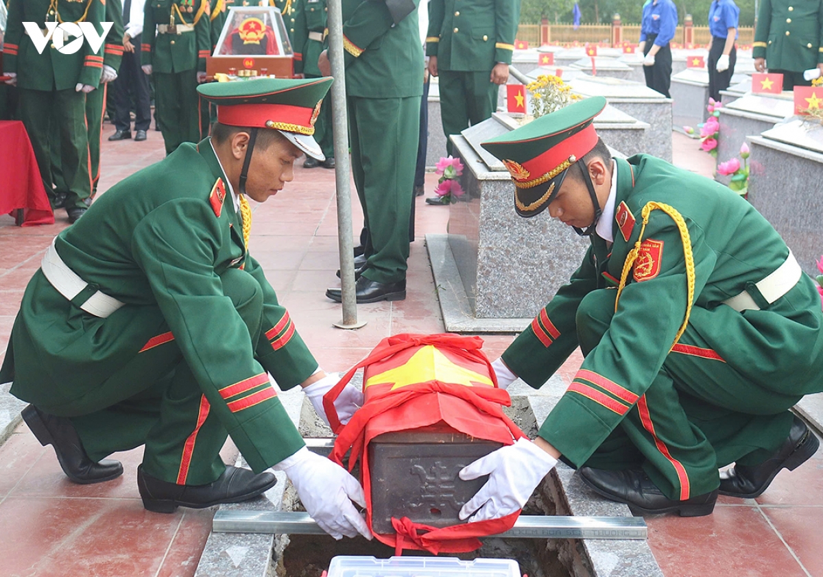 hai-cot-cac-liet-si-duoc-an-tang-tai-nghia-trang-liet-si-xa-ha-nha.jpg