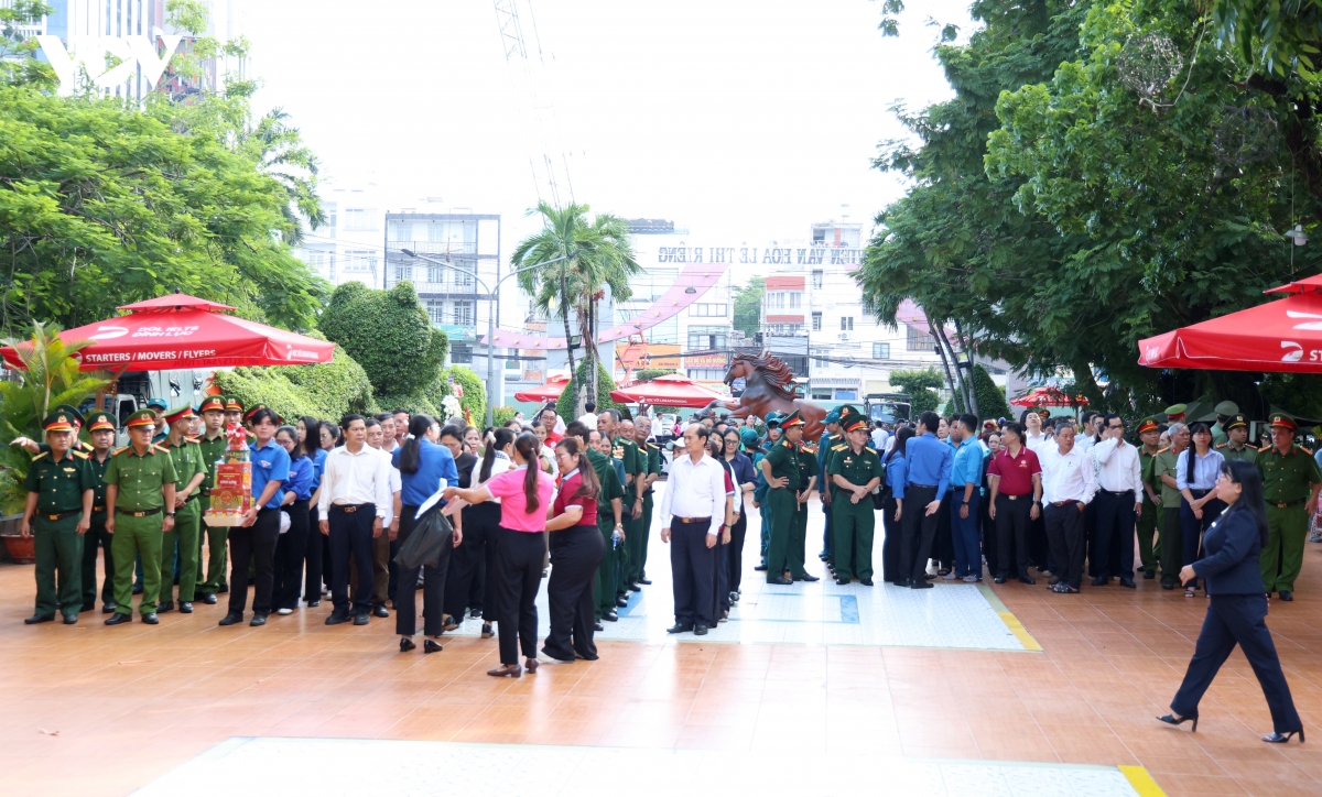 dong nguoi lang le noi dai vieng anh hung liet si tai cong vien le thi rieng hinh anh 1