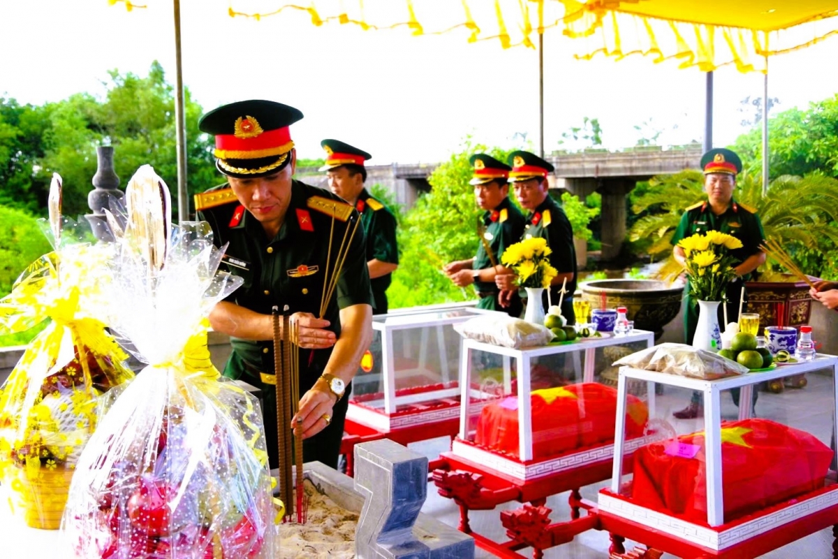 tim thay them 4 hai cot liet si tai cau nhi, quang tri hinh anh 2