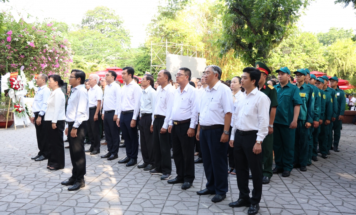 dong nguoi lang le noi dai vieng anh hung liet si tai cong vien le thi rieng hinh anh 2