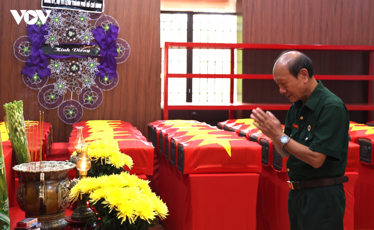 dong nguoi lang le noi dai vieng anh hung liet si tai cong vien le thi rieng hinh anh 3
