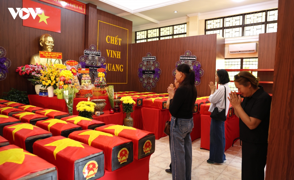 dong nguoi lang le noi dai vieng anh hung liet si tai cong vien le thi rieng hinh anh 4