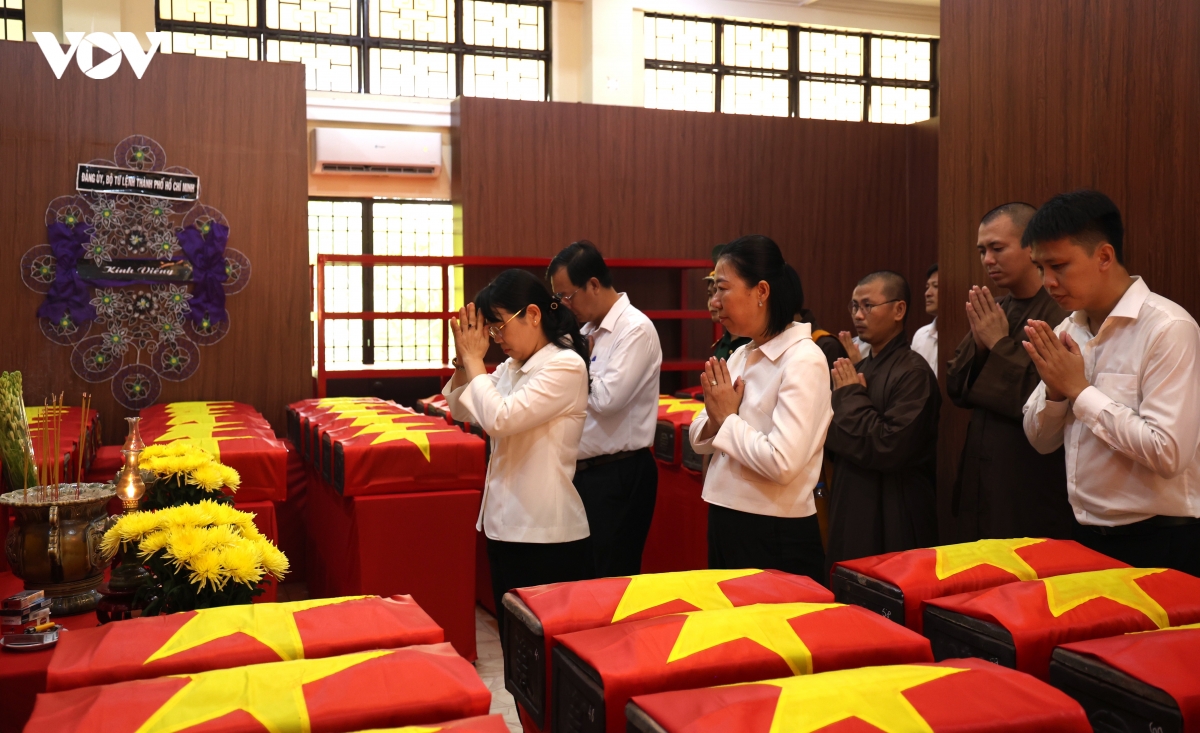 dong nguoi lang le noi dai vieng anh hung liet si tai cong vien le thi rieng hinh anh 5