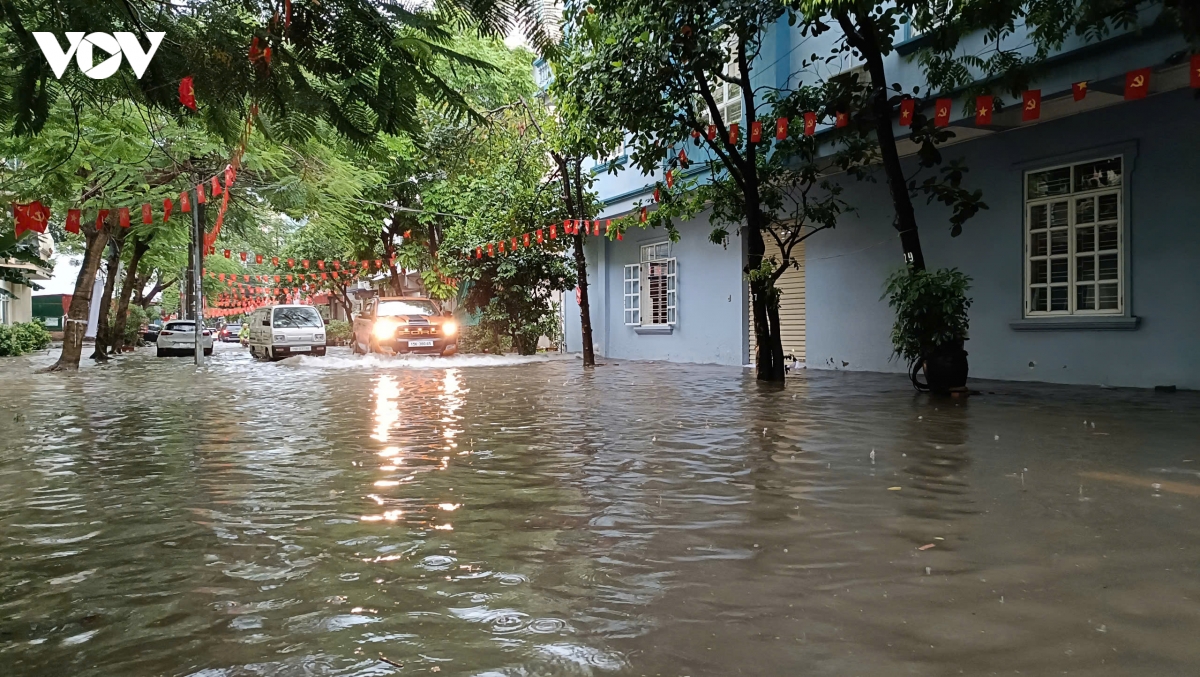 mua lon luc rang sang, nhieu tuyen duong o hai phong ngap 20-50cm hinh anh 1