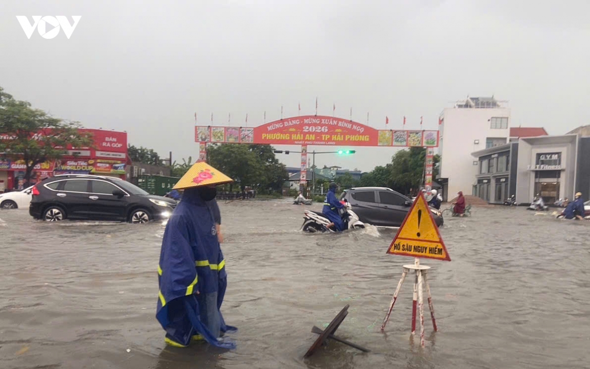 mua lon luc rang sang, nhieu tuyen duong o hai phong ngap 20-50cm hinh anh 2