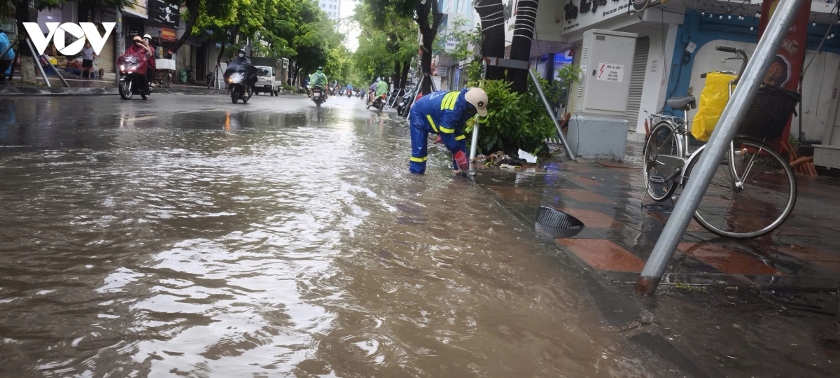 Mưa lớn lúc rạng sáng, nhiều tuyến đường ở Hải Phòng ngập 20-50cm