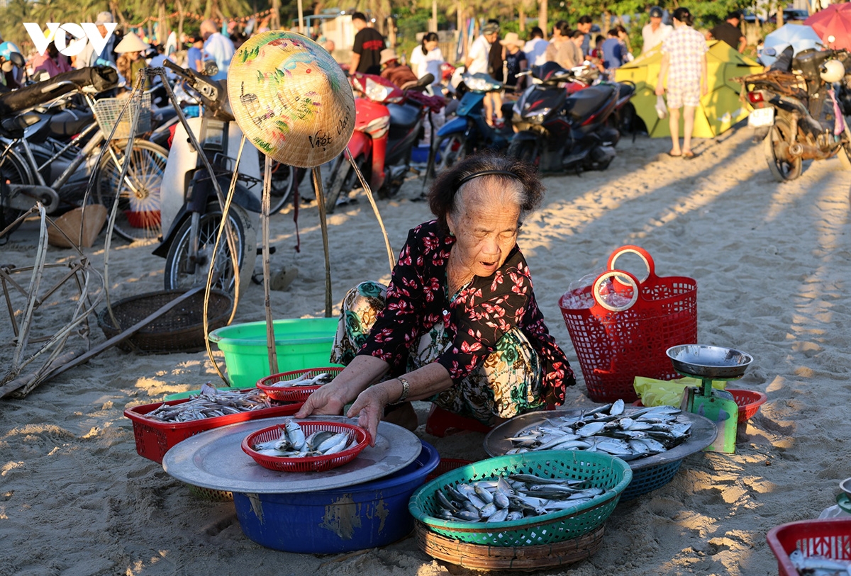 trai nghiem Don nhip cho ca binh minh tai bai bien man thai, Da nang hinh anh 7