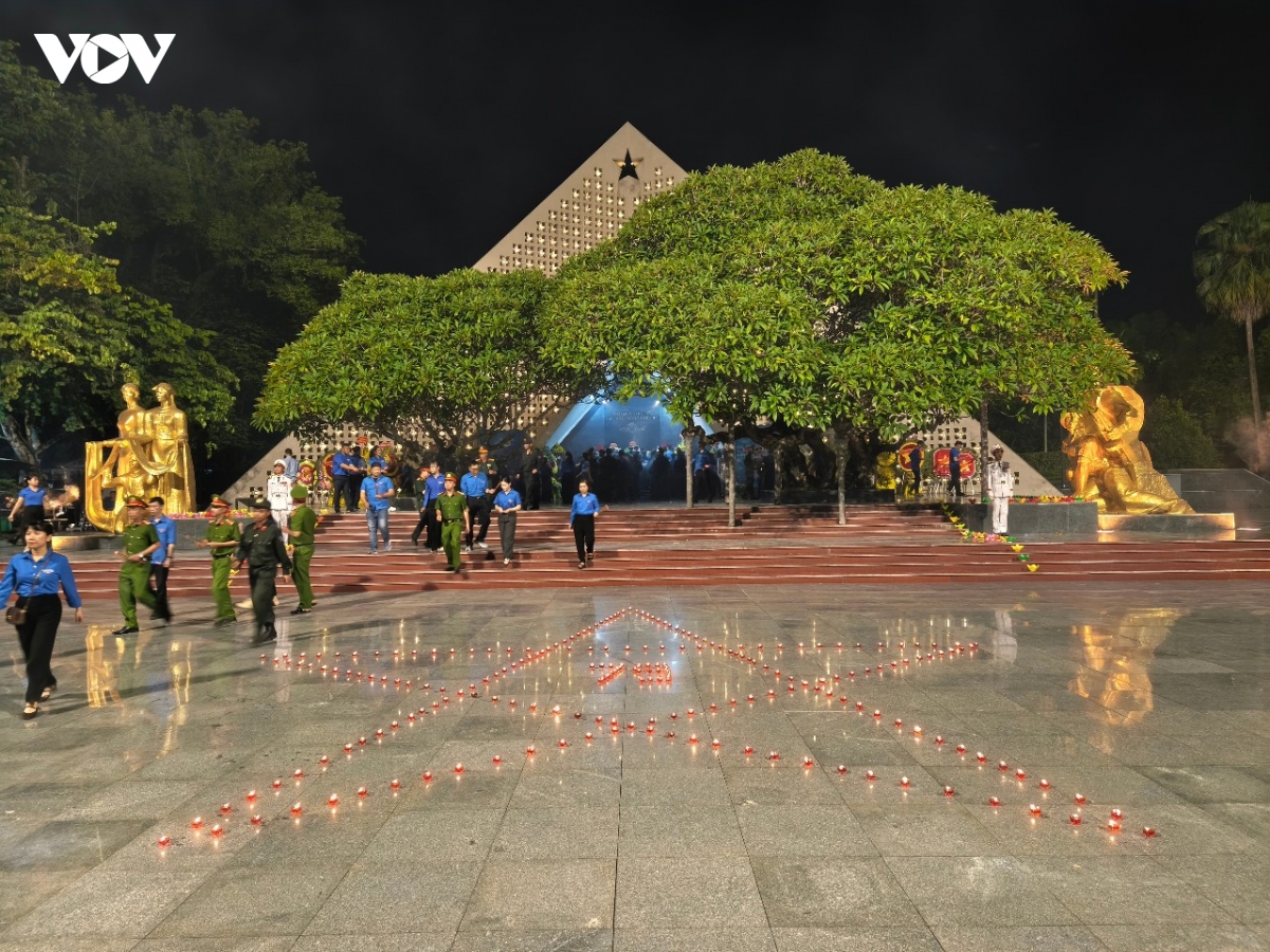 hang-nghin-ngon-nen-tai-nghia-trang-liet-si-quoc-gia-a1-trong-toi-26_7-lan-toa-thong-diep-ve-long-biet-on-tiep-noi-truyen-thong_.jpeg