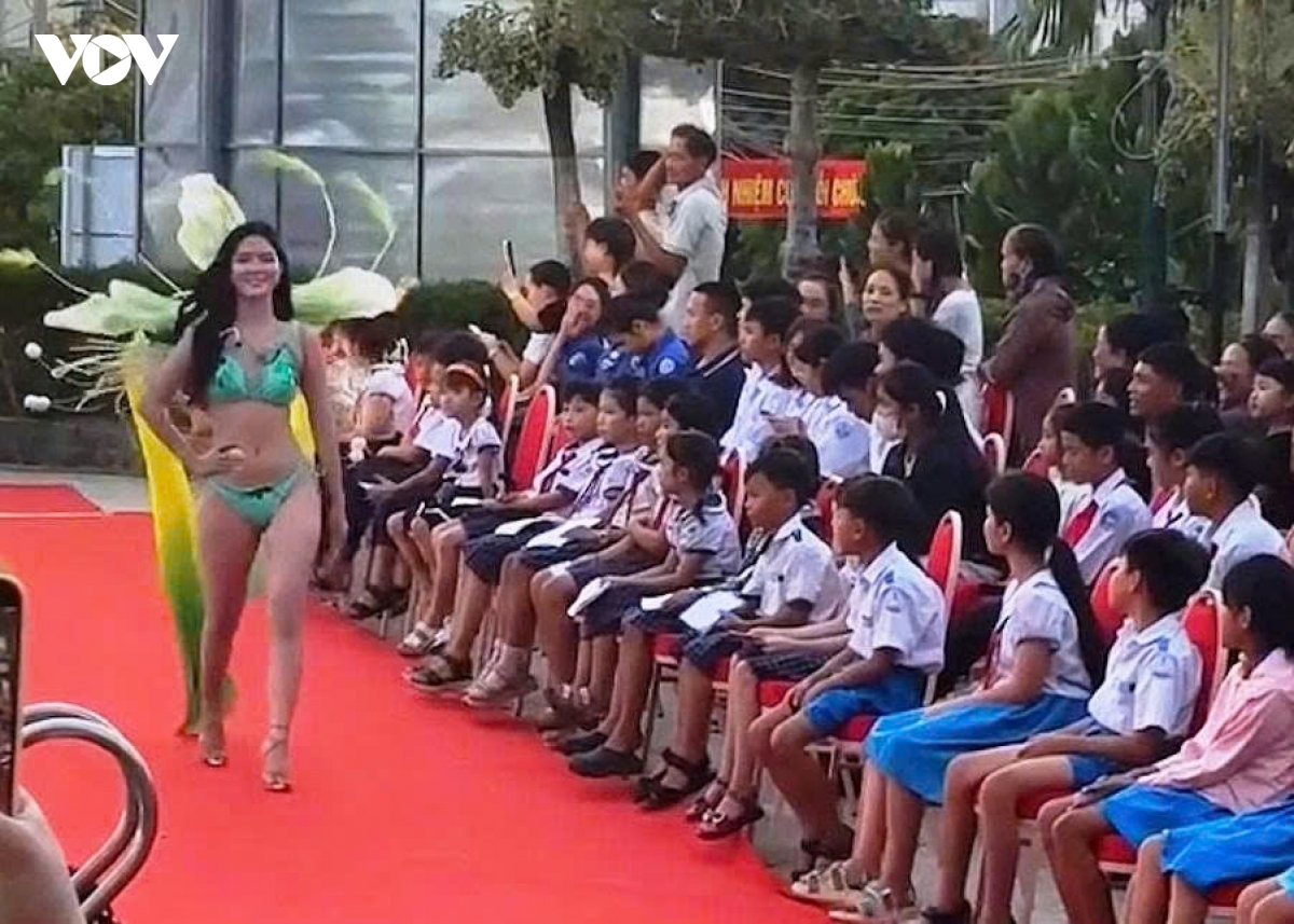 trinh dien bikini truoc hoc sinh, ban to chuc cuoc thi hoa hau o ly son xin loi hinh anh 1