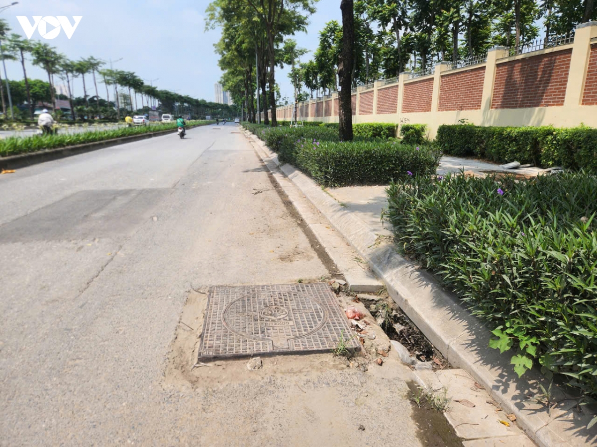 nap cong nho cao tren duong pham tu o ha noi moi nguy rinh rap nguoi di duong hinh anh 7