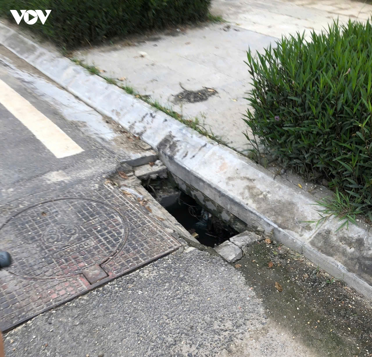 nap cong nho cao tren duong pham tu o ha noi moi nguy rinh rap nguoi di duong hinh anh 9