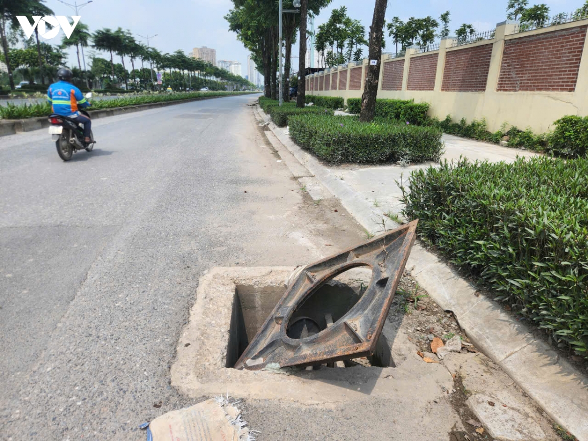 nap cong nho cao tren duong pham tu o ha noi moi nguy rinh rap nguoi di duong hinh anh 4