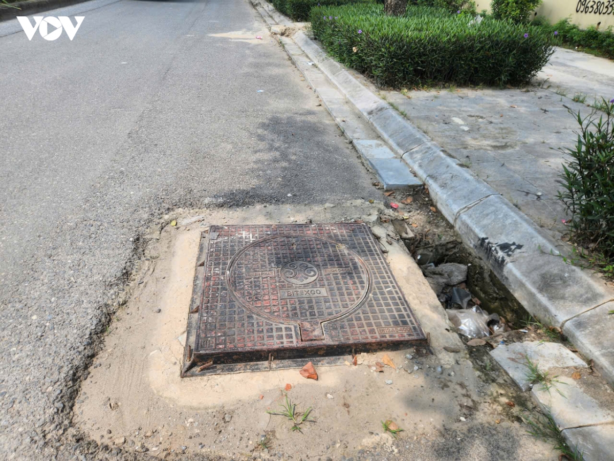 nap cong nho cao tren duong pham tu o ha noi moi nguy rinh rap nguoi di duong hinh anh 5