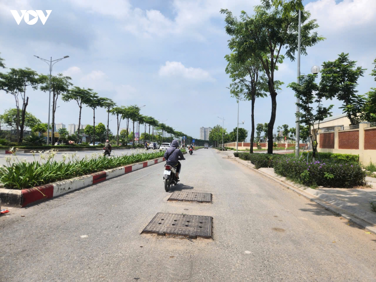 nap cong nho cao tren duong pham tu o ha noi moi nguy rinh rap nguoi di duong hinh anh 2