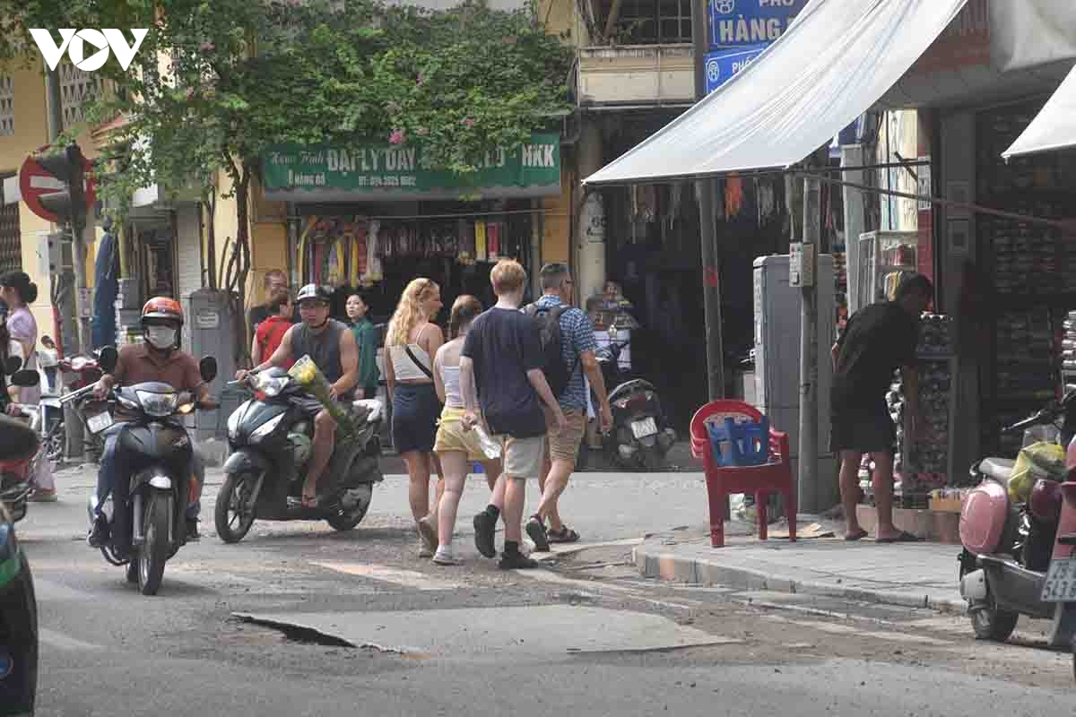Đường phố Hà Nội nham nhở sau nhiều lần bị đào bới, hoàn trả cẩu thả
