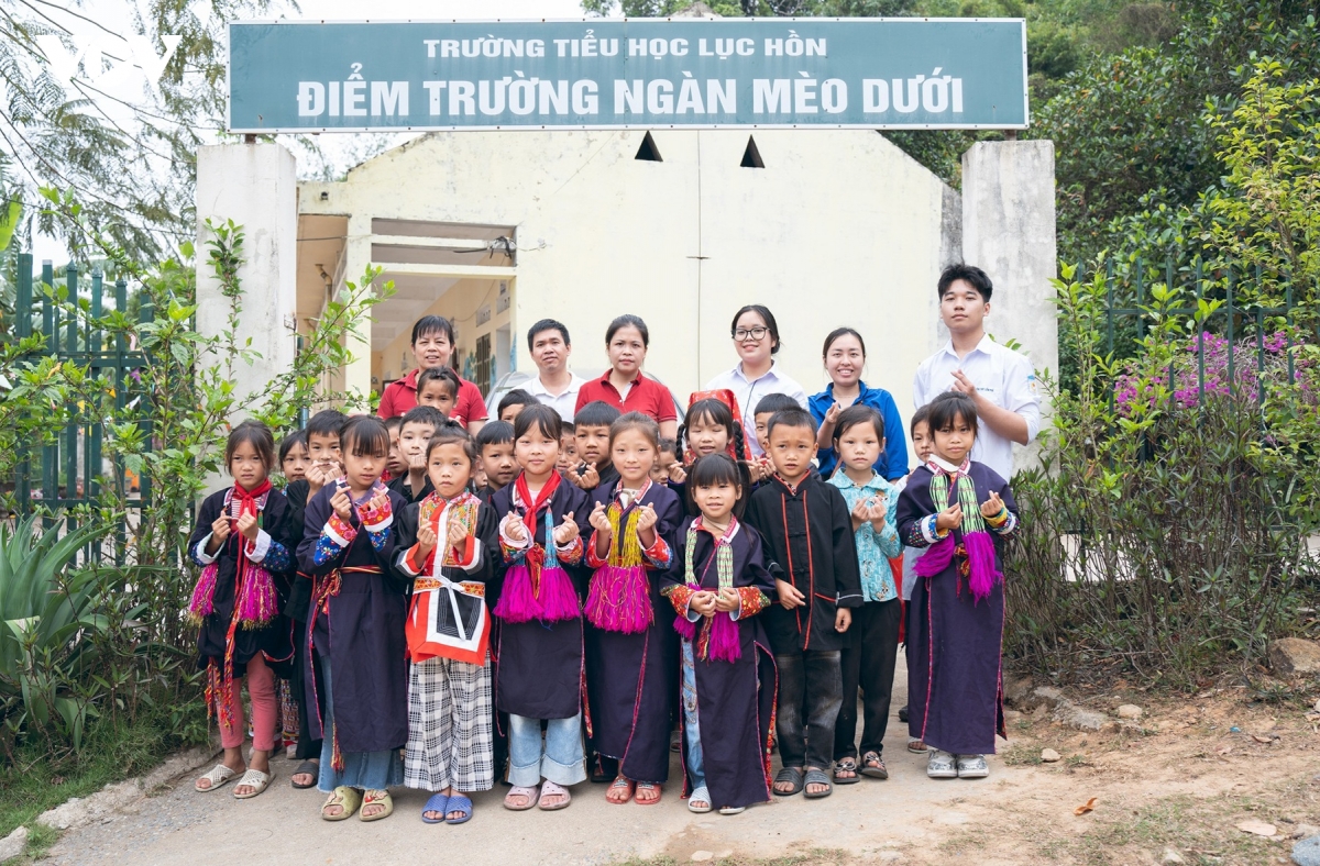 Quảng Ninh thí điểm đưa đón học sinh đến trường bằng xe buýt điện