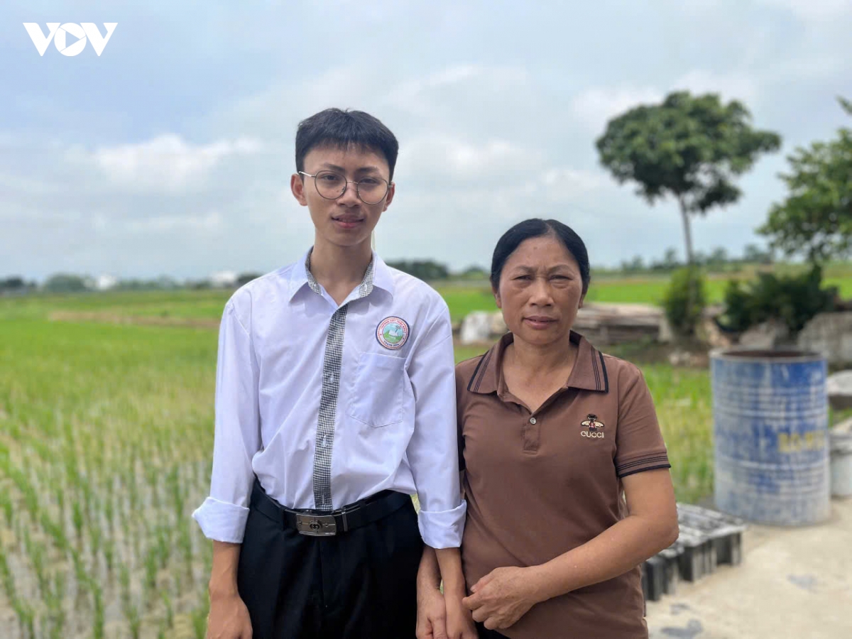 bo tho ho, me lam ruong, con trai vuot kho tro thanh A khoa ky thi tot nghiep thpt hinh anh 2