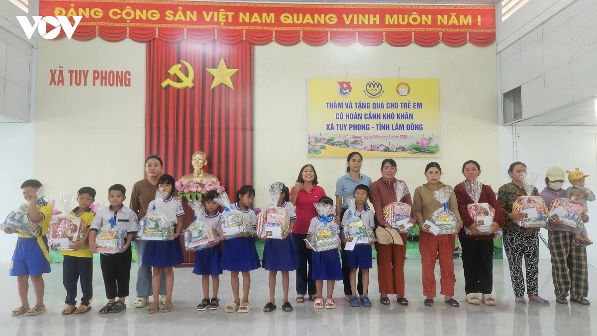 trao 60 suat qua cho tre em co hoan canh kho khan tai tinh lam Dong hinh anh 1