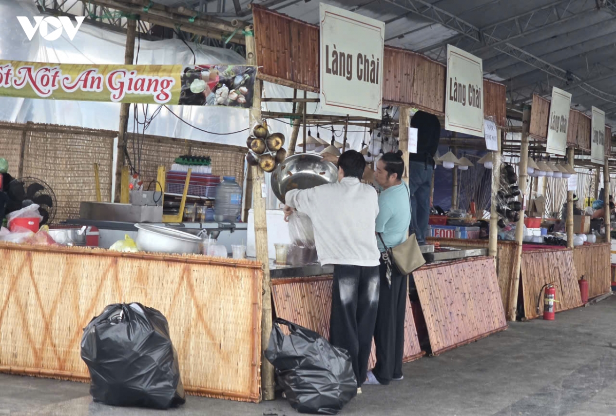 thao do cac quay hang am thuc tai quang truong cong vien tam thang, vung tau hinh anh 2