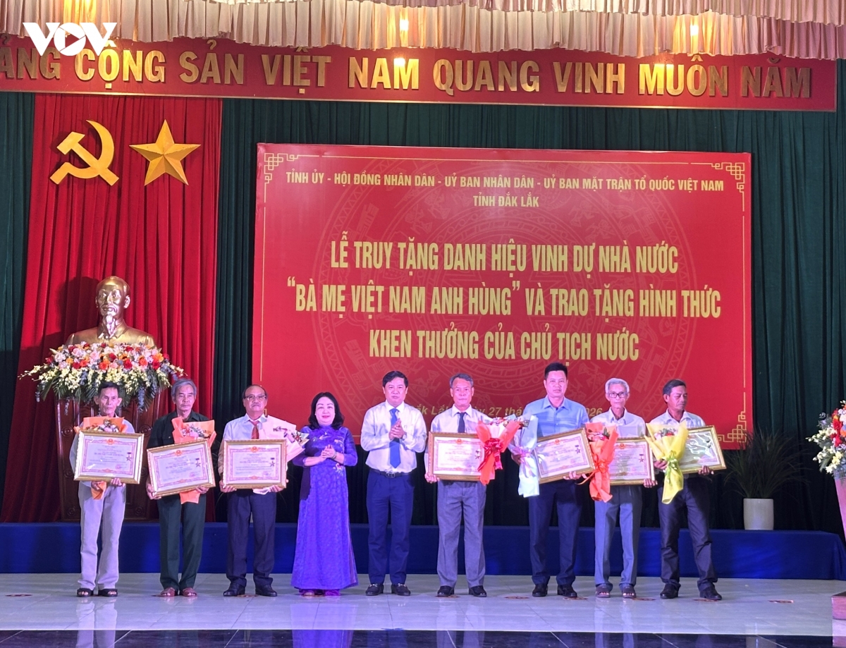Dak lak truy tang 7 ba me viet nam anh hung, trao 67 huan chuong lao dong hinh anh 3
