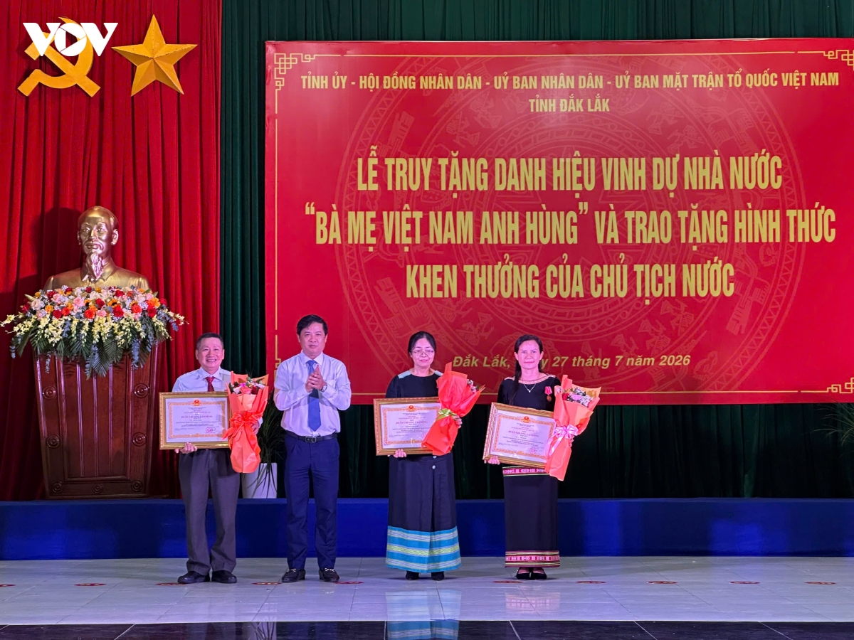 Dak lak truy tang 7 ba me viet nam anh hung, trao 67 huan chuong lao dong hinh anh 2