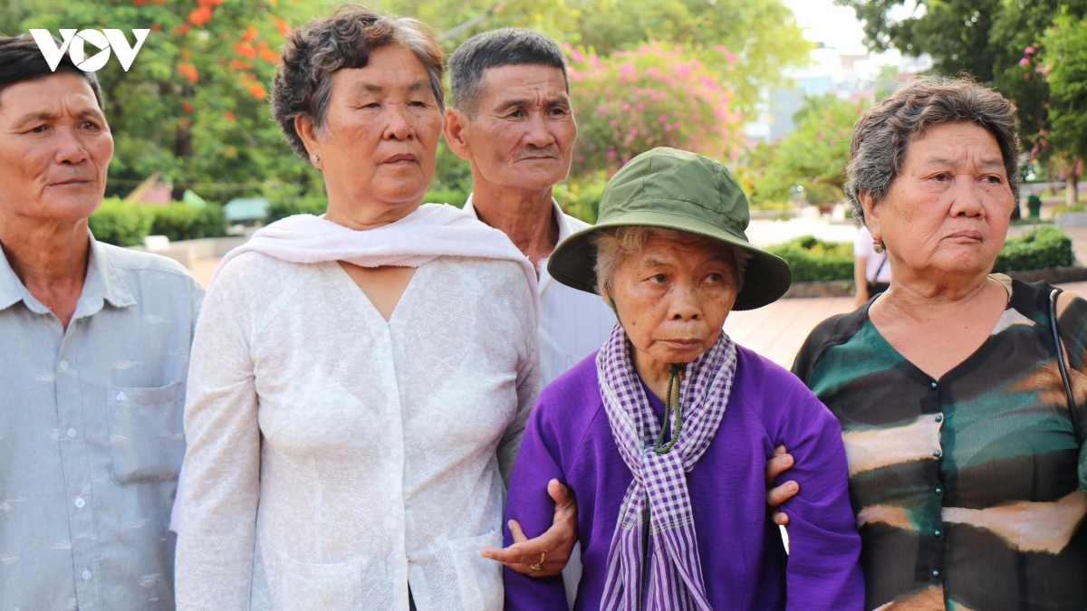 gia dinh nhan liet si huynh van quen den thap huong tai cong vien le thi rieng hinh anh 3