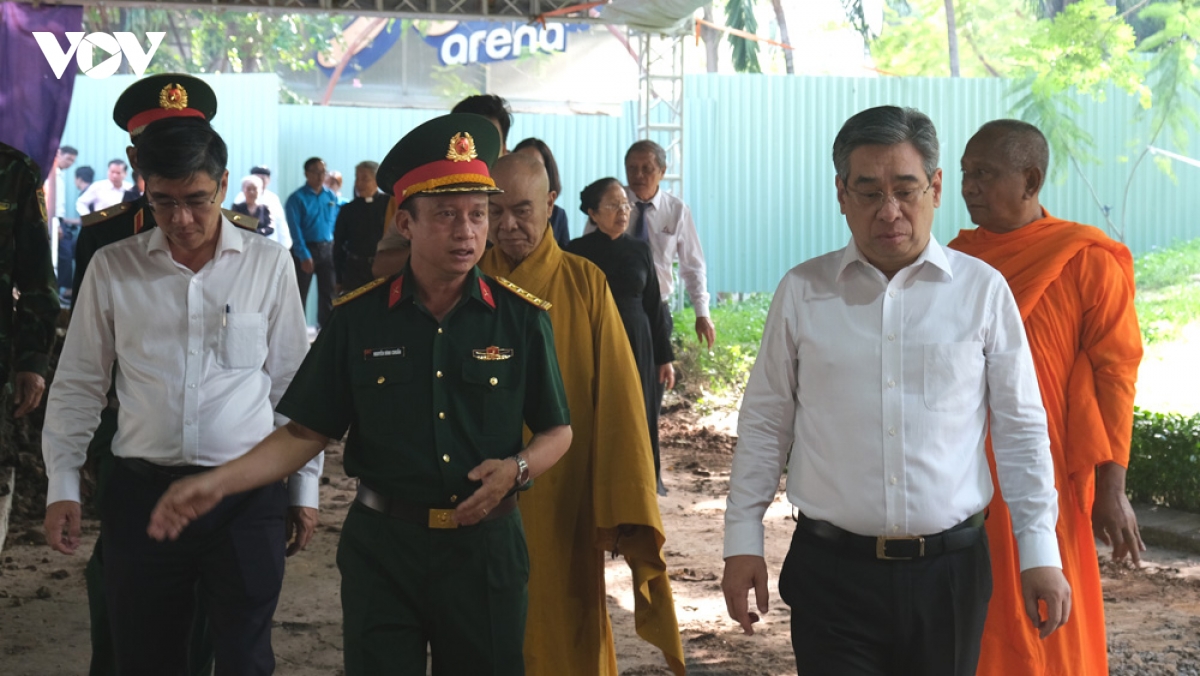 gia dinh nhan liet si huynh van quen den thap huong tai cong vien le thi rieng hinh anh 2