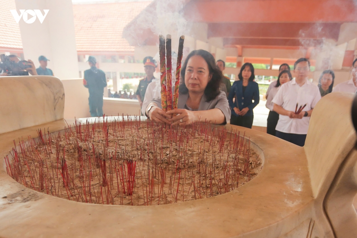 pho chu tich nuoc dang huong, tang qua gia dinh chinh sach tai tay ninh hinh anh 1