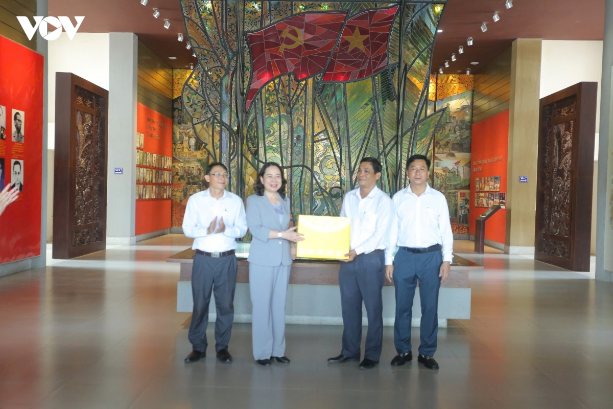 pho chu tich nuoc dang huong, tang qua gia dinh chinh sach tai tay ninh hinh anh 2