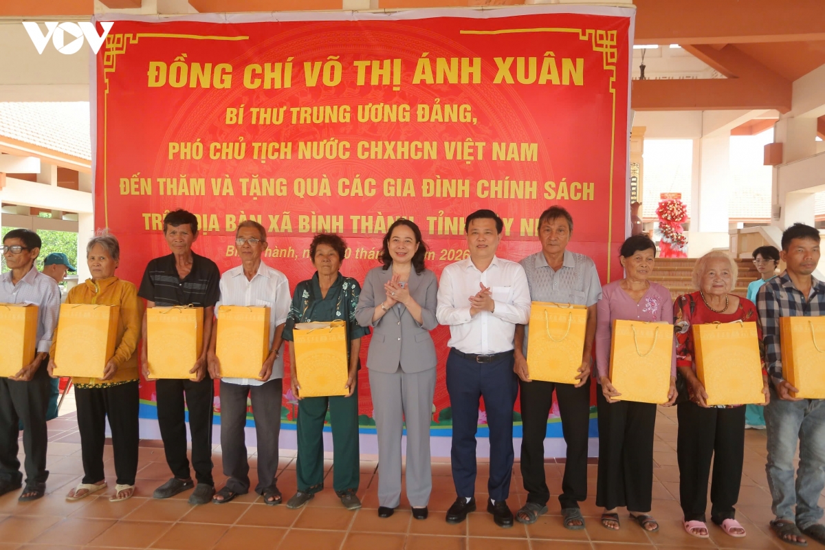 pho chu tich nuoc dang huong, tang qua gia dinh chinh sach tai tay ninh hinh anh 3