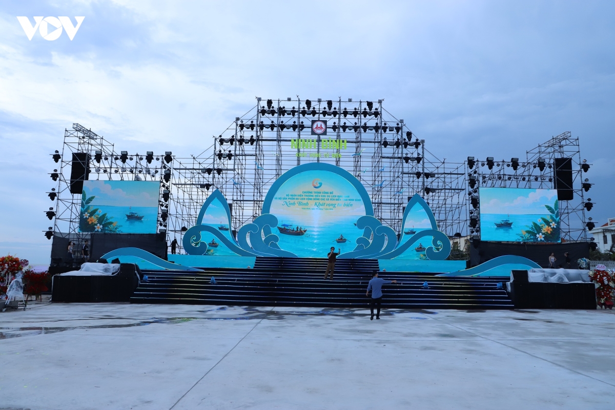 Du khách nô nức về Giao Ninh (Ninh Binh) đón dấu mốc mới của mùa du lịch biển