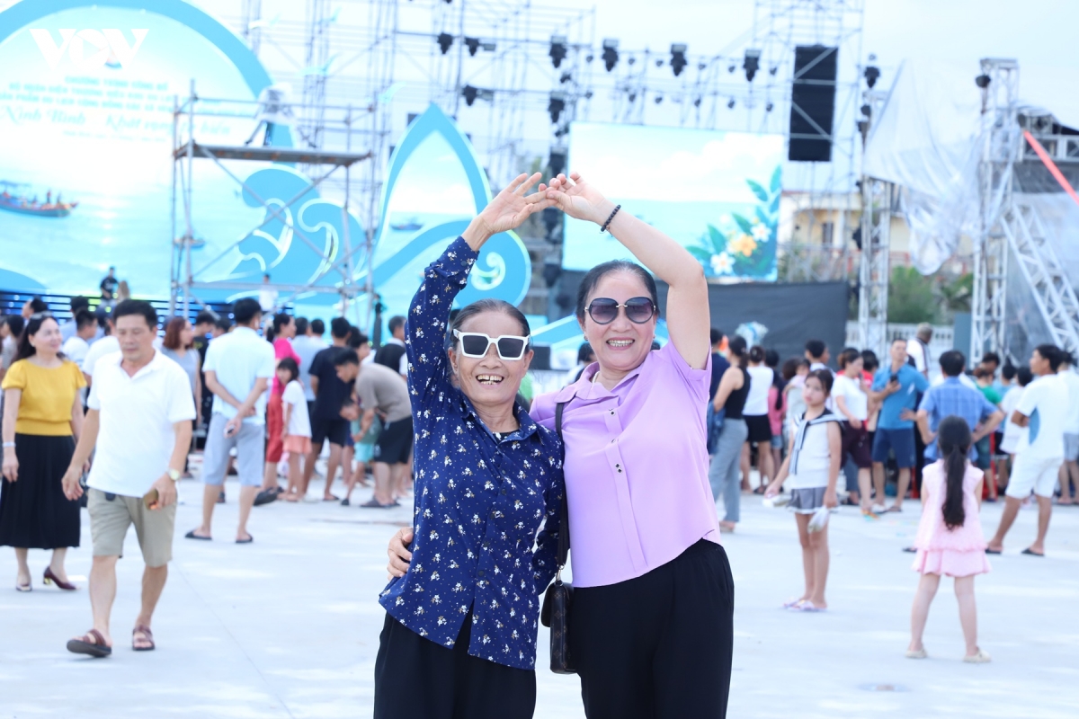 du khach no nuc ve giao ninh ninh binh don dau moc moi cua mua du lich bien hinh anh 7