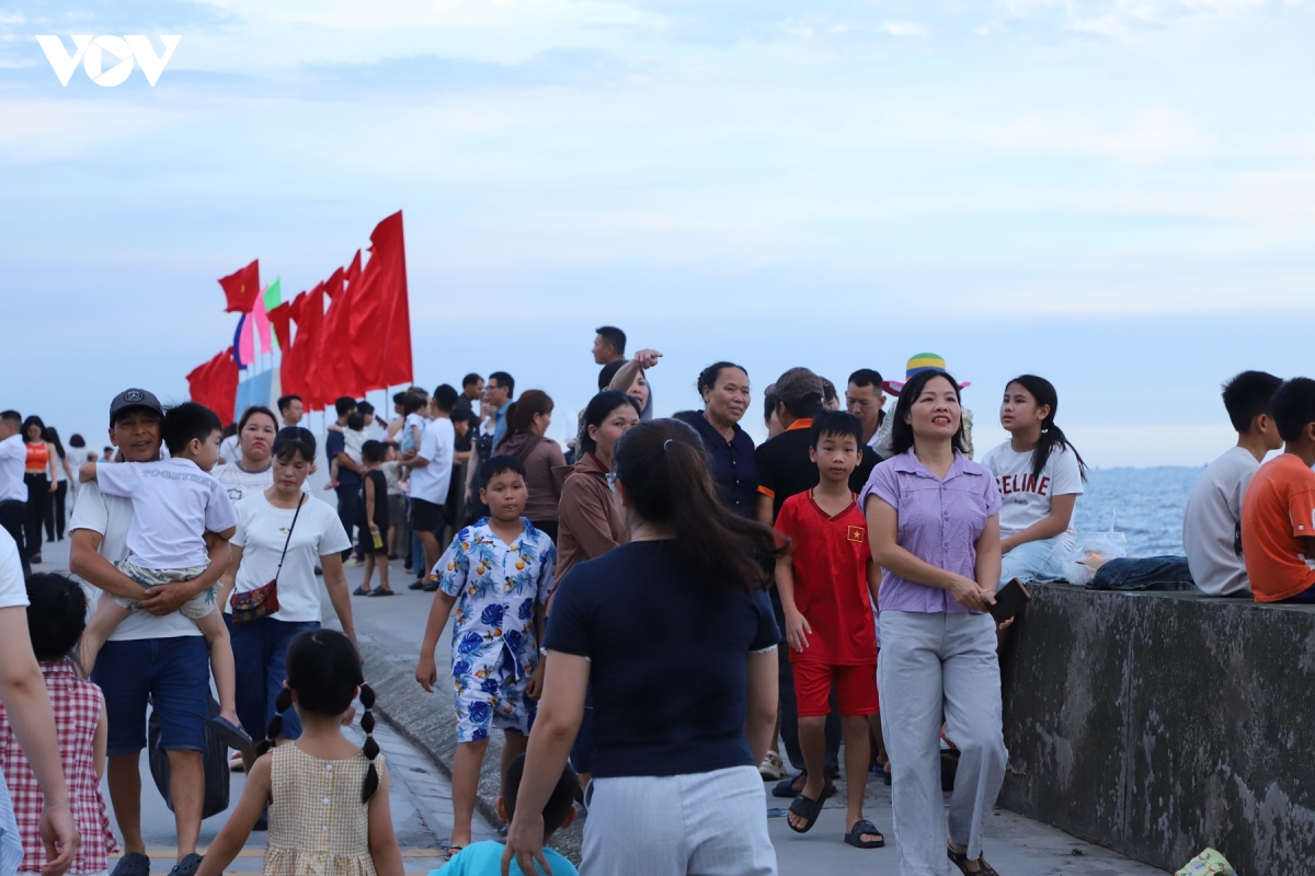 du khach no nuc ve giao ninh ninh binh don dau moc moi cua mua du lich bien hinh anh 14