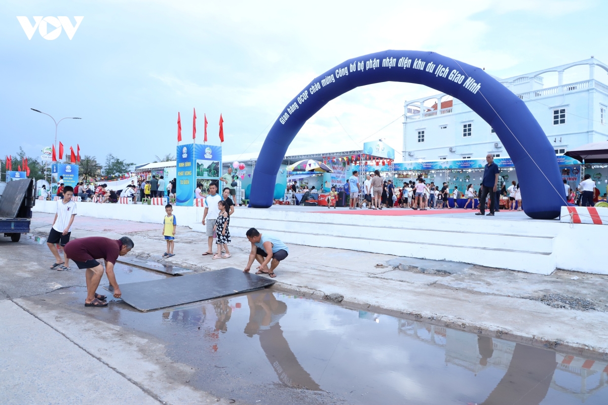 du khach no nuc ve giao ninh ninh binh don dau moc moi cua mua du lich bien hinh anh 18