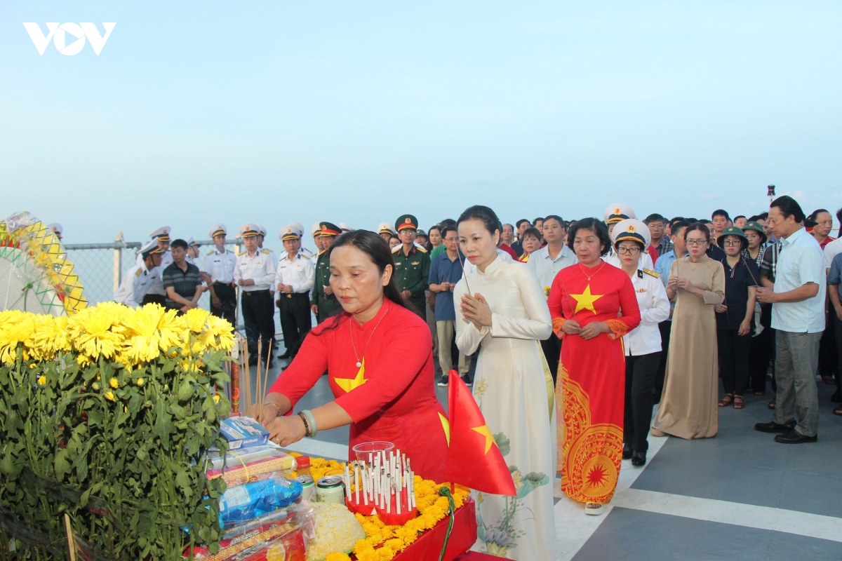  vong tron bat tu giua bien troi to quoc hinh anh 6