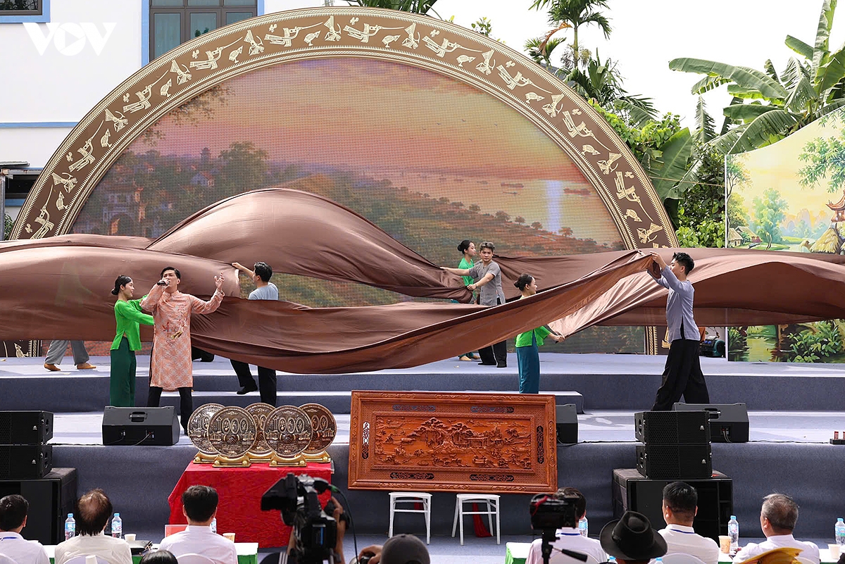 sau nang nghia tinh 1000 nam ket cha giua hai lang van phuc nga my o ha noi hinh anh 6