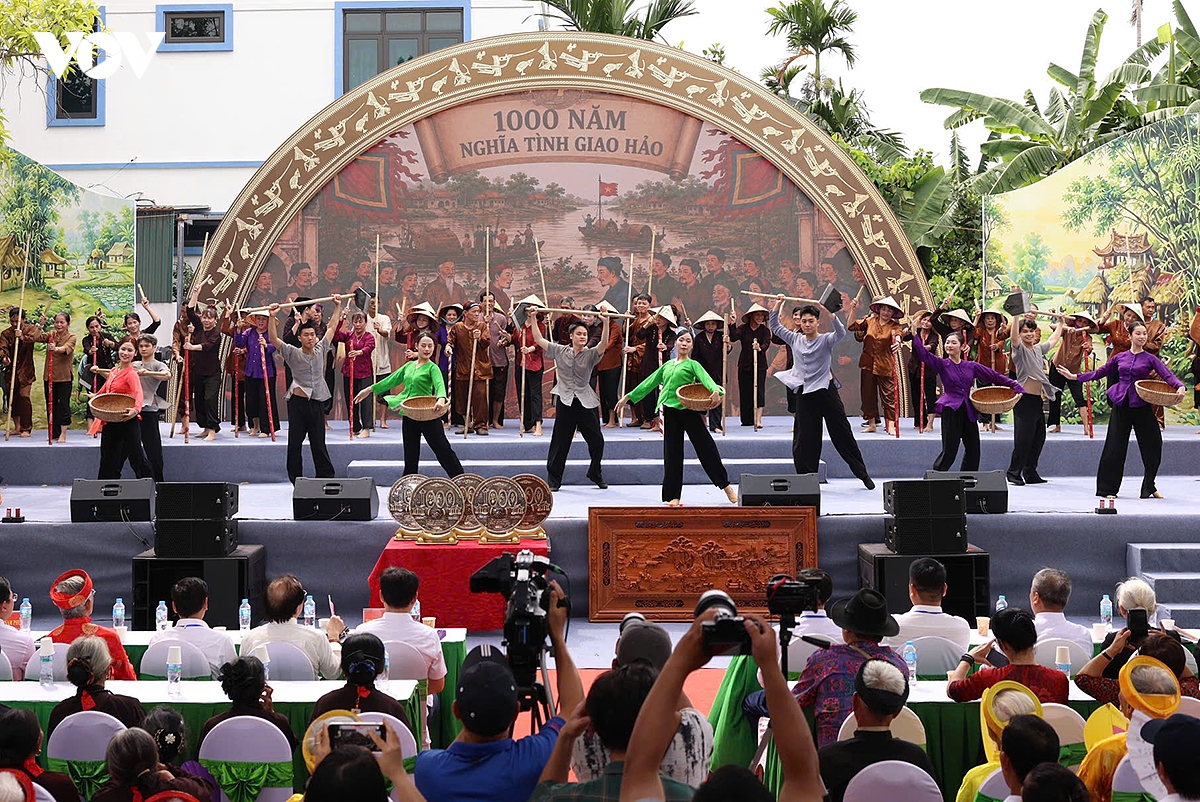 sau nang nghia tinh 1000 nam ket cha giua hai lang van phuc nga my o ha noi hinh anh 1