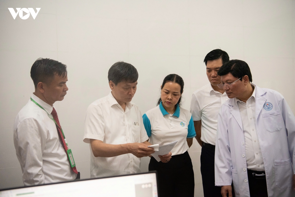 nguoi cao tuoi phan khoi vi duoc kham suc khoe mien phi ngay gan nha hinh anh 3
