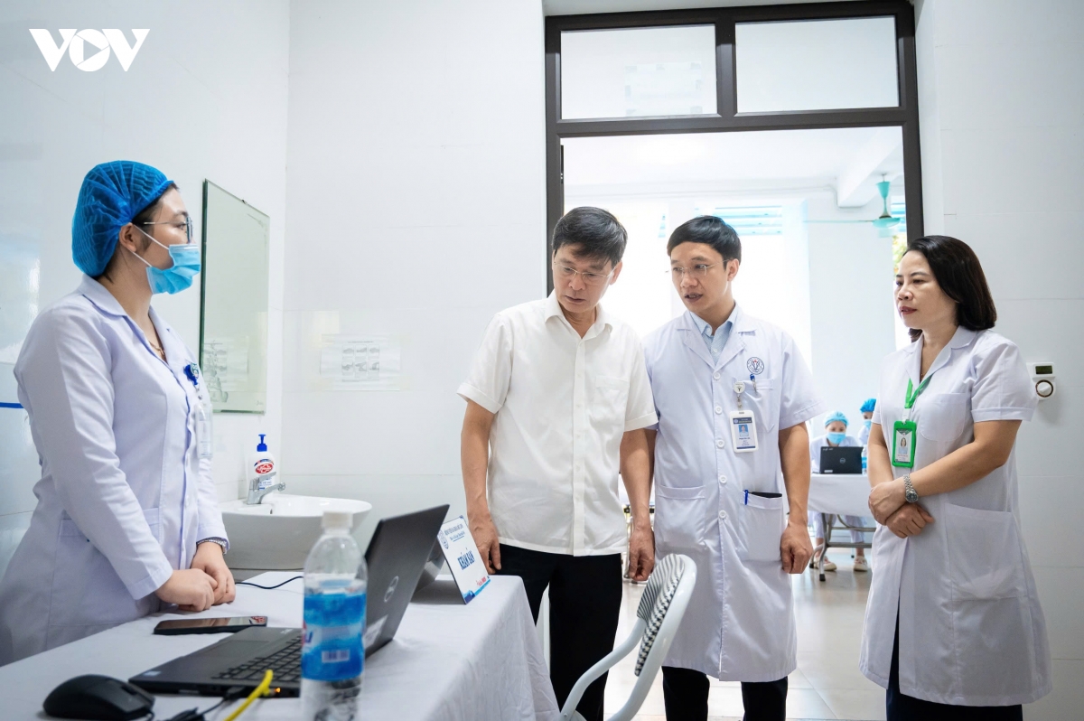 nguoi cao tuoi phan khoi vi duoc kham suc khoe mien phi ngay gan nha hinh anh 2