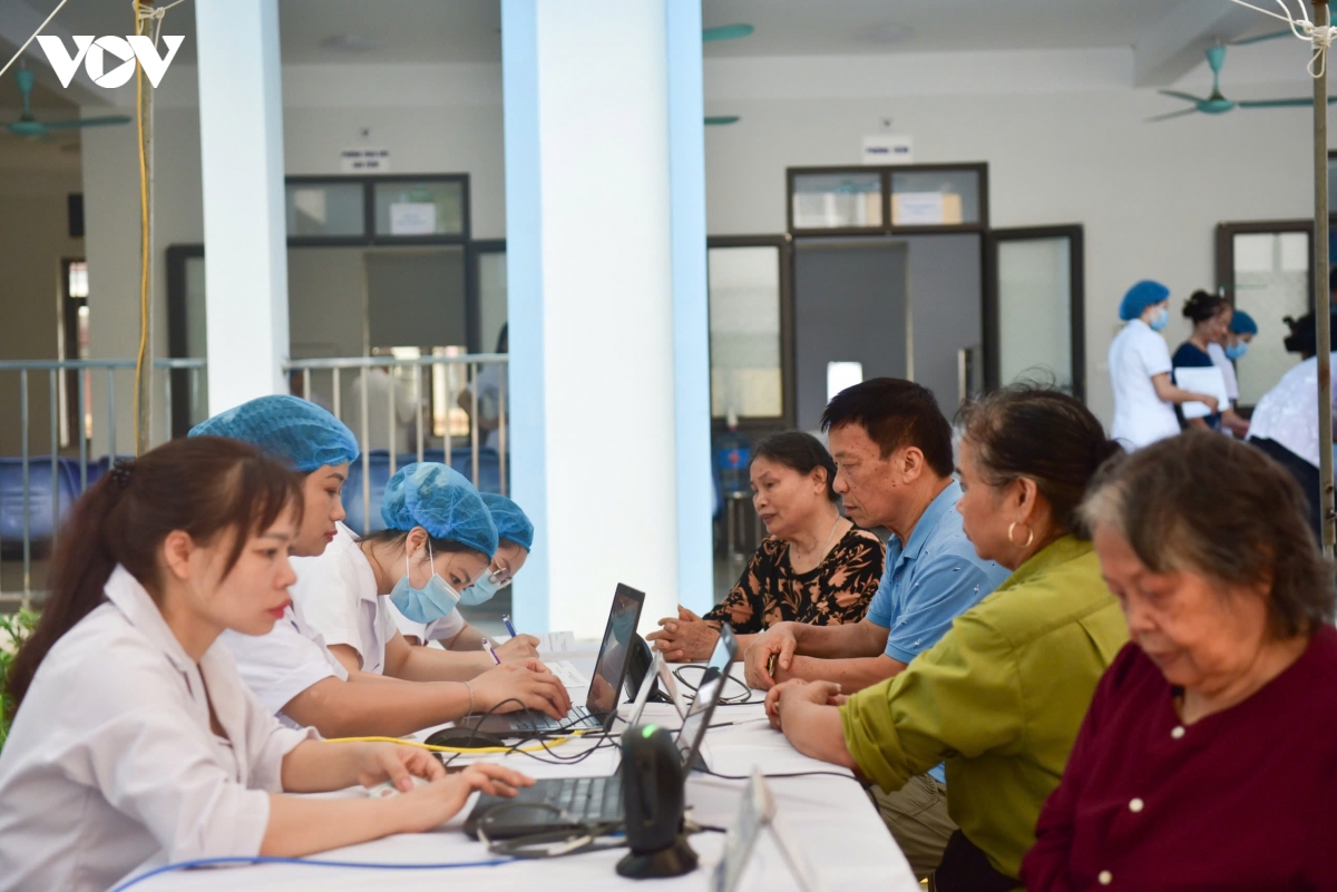 nguoi cao tuoi phan khoi vi duoc kham suc khoe mien phi ngay gan nha hinh anh 6