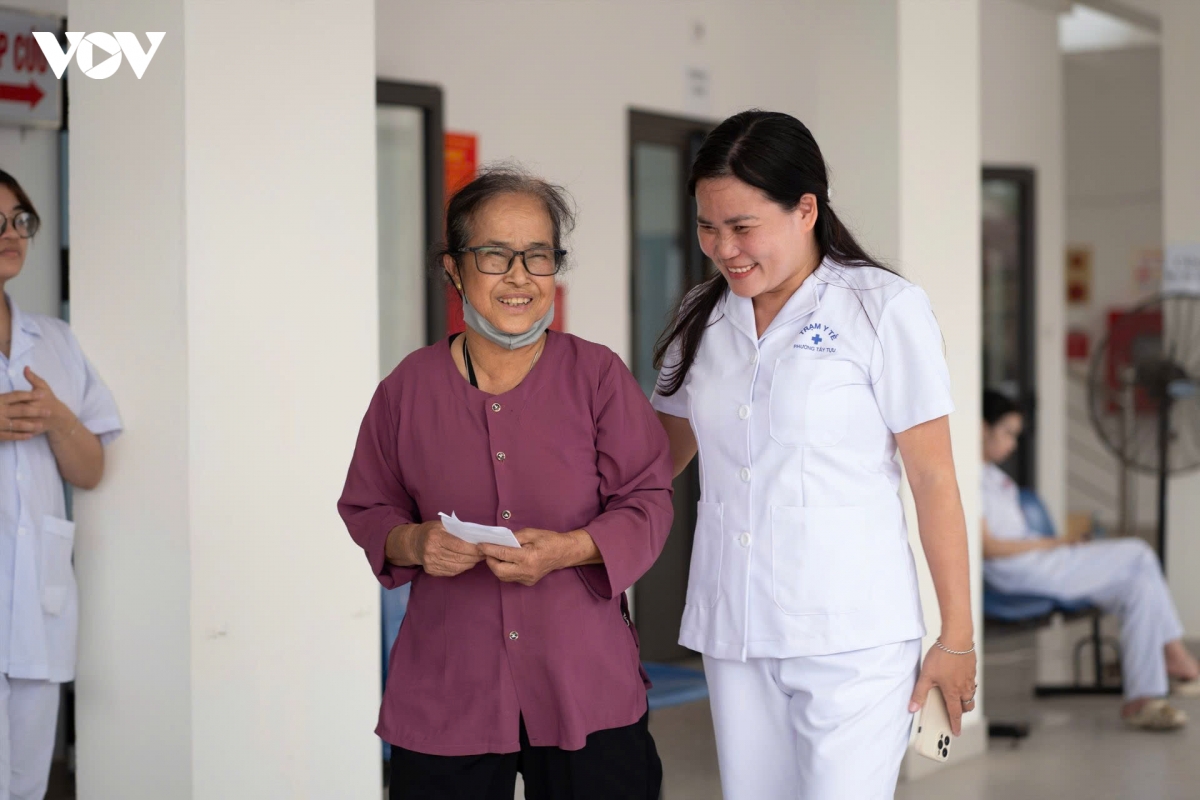nguoi cao tuoi phan khoi vi duoc kham suc khoe mien phi ngay gan nha hinh anh 14