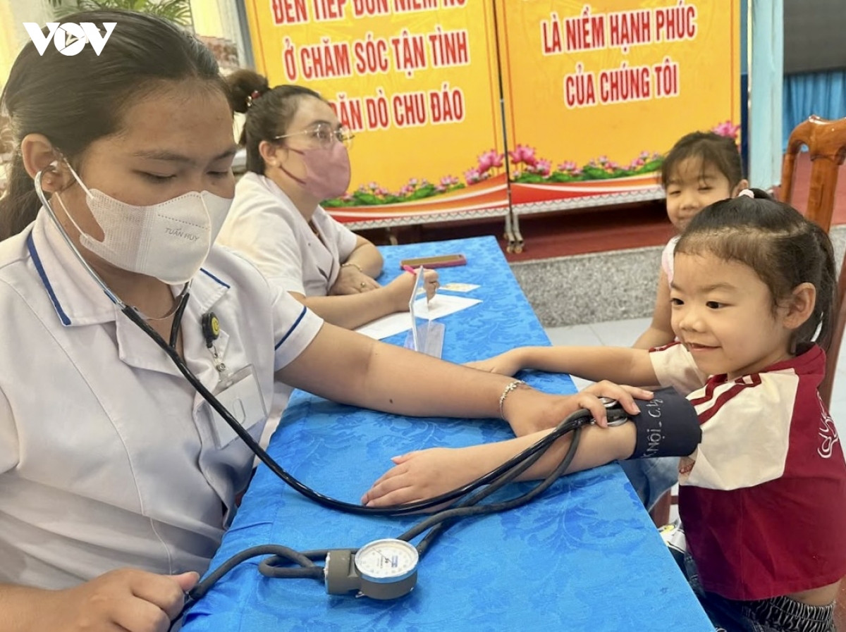 hang tram tre em o vung sau Dak lak duoc kham tam soat tim mien phi hinh anh 1