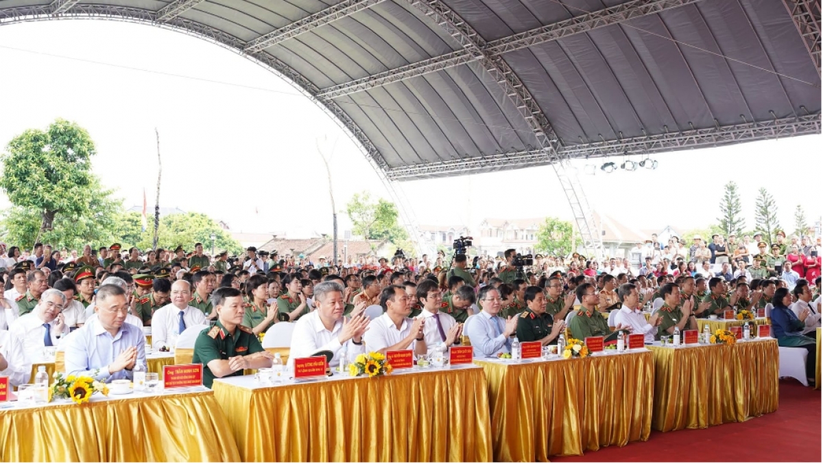 hung yen khanh thanh khu luu niem nu anh hung liet si duoc bac ho tang 6 chu vang hinh anh 2