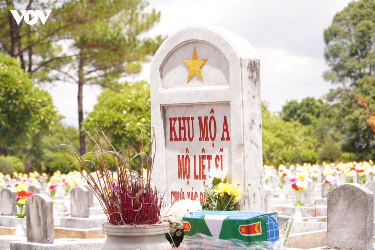 tim ten anh giua hang nghin mo liet si chua xac dinh duoc thong tin hinh anh 6