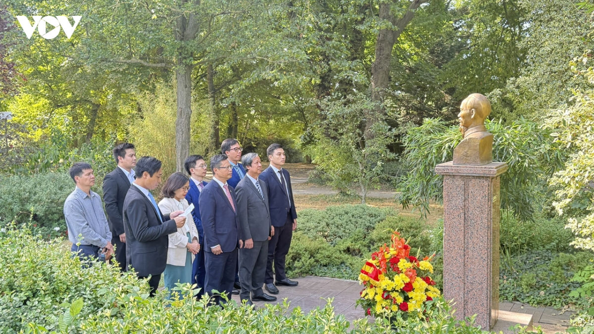 Doan dai bieu viet nam dang hoa tuong niem chu tich ho chi minh tai phap hinh anh 1