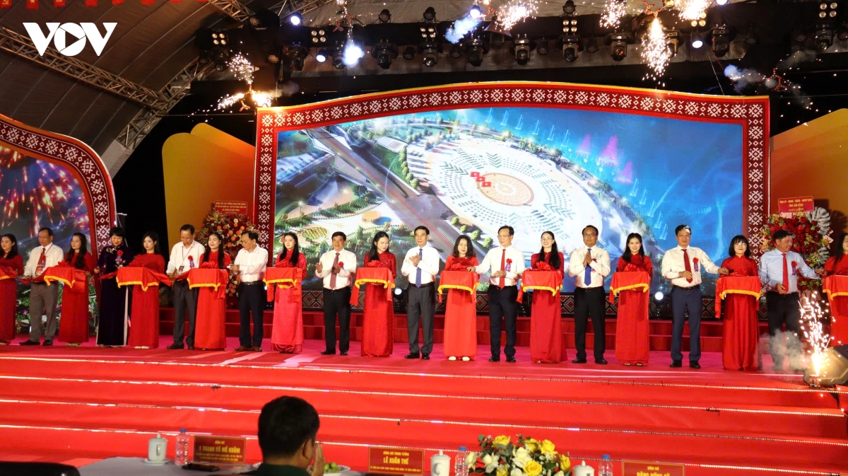 khanh thanh quang truong trung tam gia nghia, lam Dong hinh anh 1