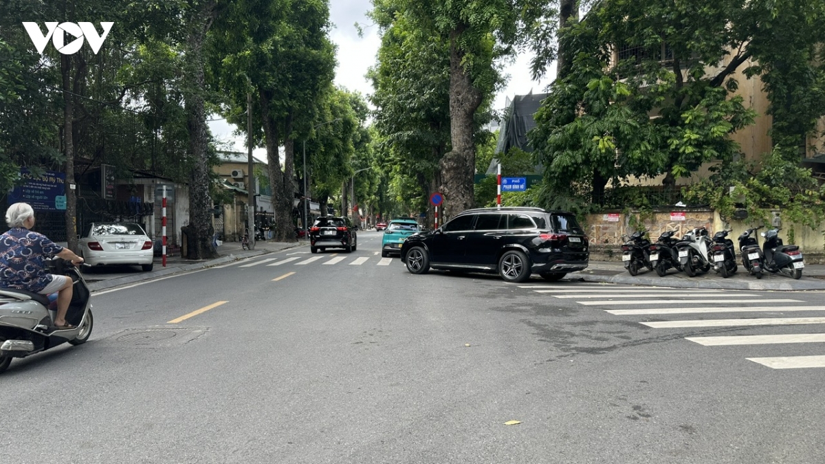 tai dien chiem long duong lam bai do xe tai nhieu tuyen pho ha noi hinh anh 1