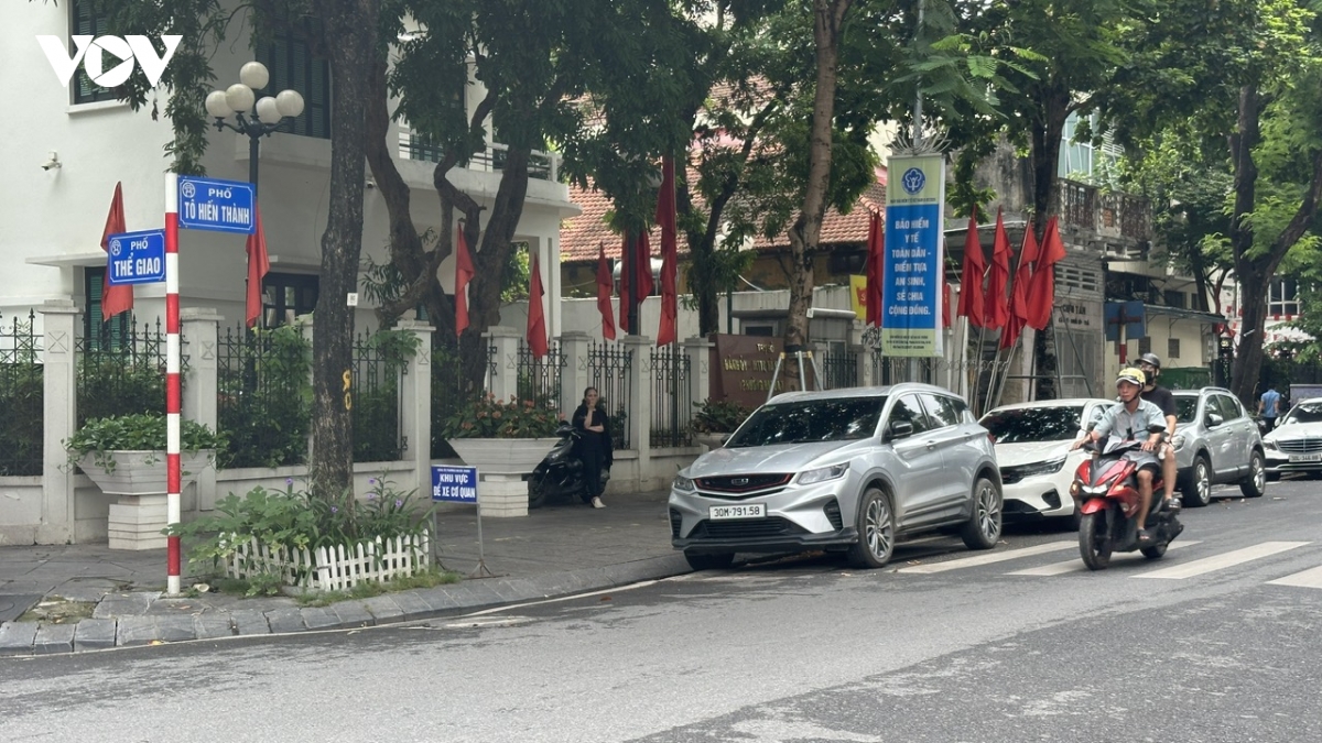 Tái diễn chiếm lòng đường làm bãi đỗ xe tại nhiều tuyến phố Hà Nội